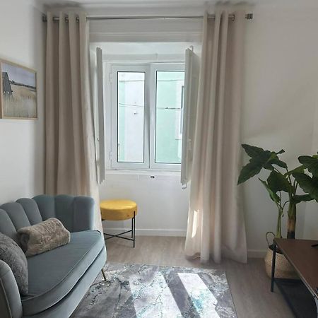 Stylish Renovated Apartment In Chiado Lisabona Exterior foto