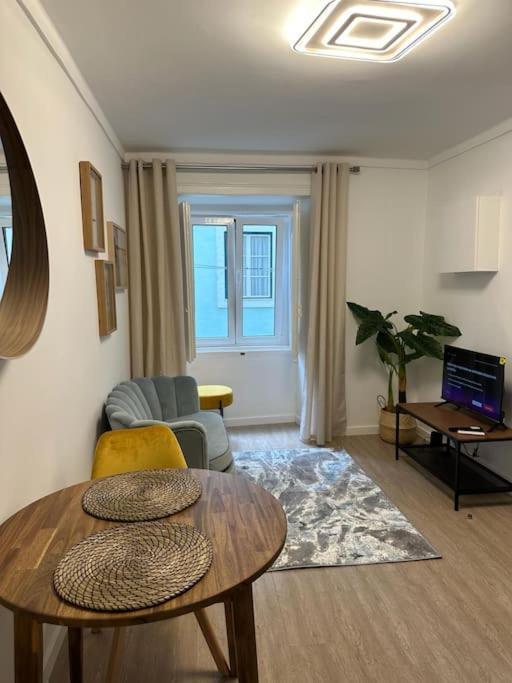 Stylish Renovated Apartment In Chiado Lisabona Exterior foto