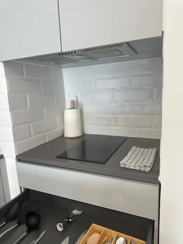 Stylish Renovated Apartment In Chiado Lisabona Exterior foto