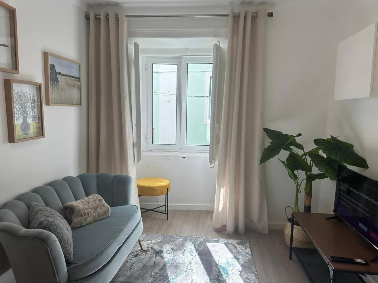 Stylish Renovated Apartment In Chiado Lisabona Exterior foto