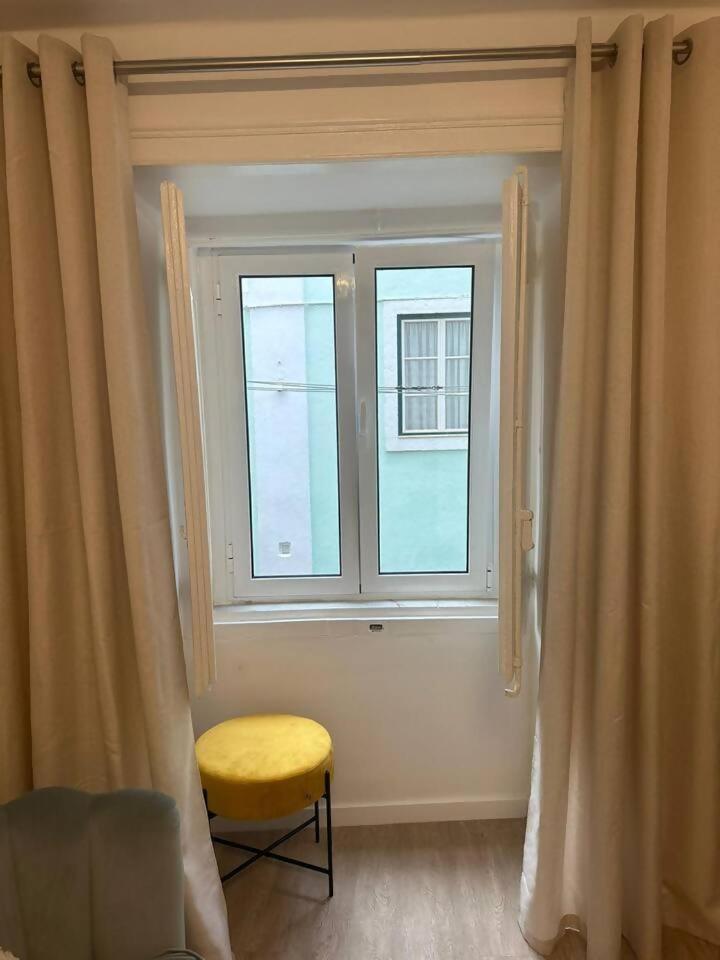 Stylish Renovated Apartment In Chiado Lisabona Exterior foto